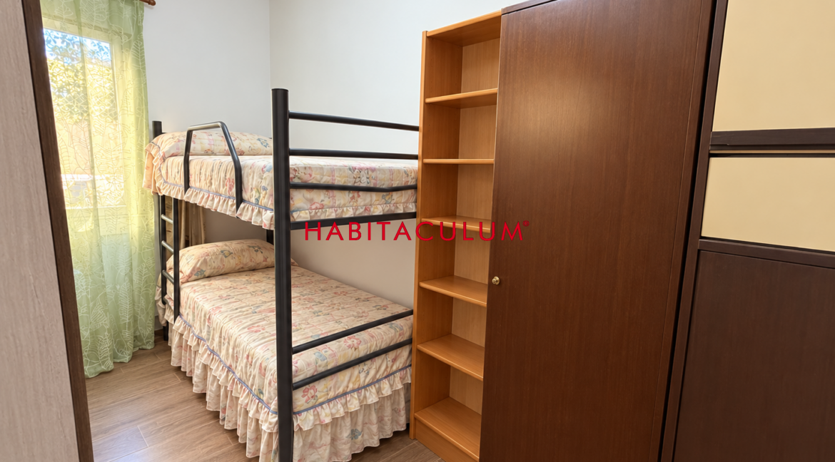 Dormitorio infantil ordenado y luminoso